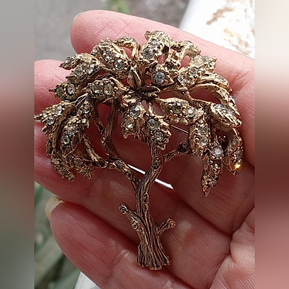 Hattie Carnegie VTG Signed Tree Of Life Rhinestones Textural Gold Tone Brooch - Picture 5 of 12